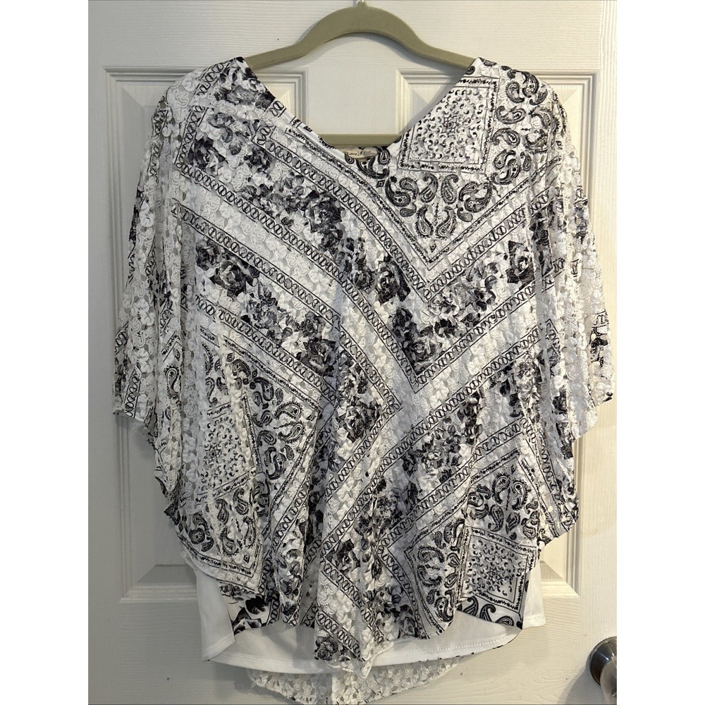 NWT Brittany Black Womens 3/4 Bell Sleeve White Black Flowy Crochet Top